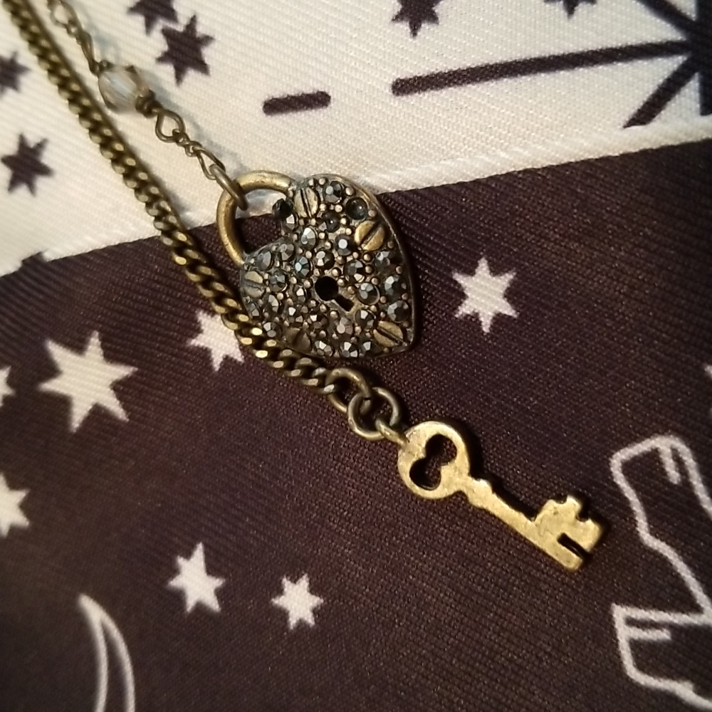 RARE Betsey Johnson Lock & Key Mismatched Drop Earrings - Picture 8 of 11